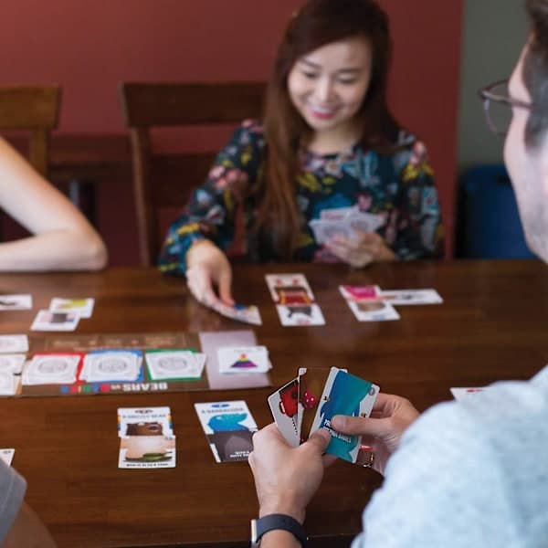 Bears vs Babies av Exploding Kittens - Kortspill for voksne, tenåringer og barn - Morsomme familiespill