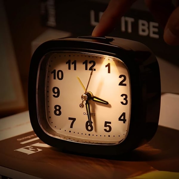 tysta väckarklockor vid sängen tickar inte sängklocka batteridriven med nattlampa stor display snooze-