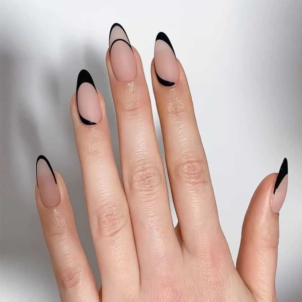 Mantelinmustat akryylikynnet Nude Matta Nails