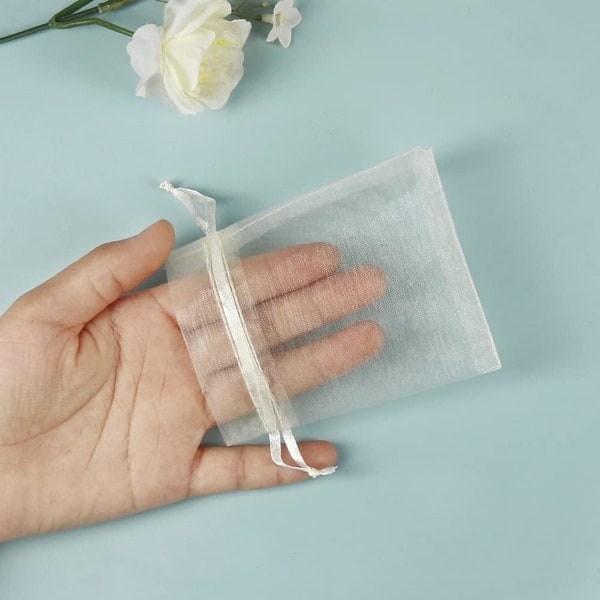 100 beige smykkeposer med snøre i organza, mini poser til slik, små gaver, smykker og øreringe (YD)