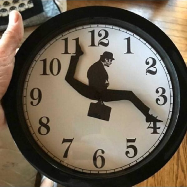 Inspirerad Silly Walk Väggklocka Kreativ Tyst Ljudlös Klocka Väggkonst för Hemmet (Svart)