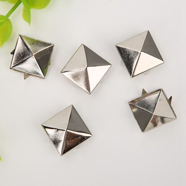 100 stk Firkantede Pyramid Punk Nitter 4 Klo Metall Spiker for Armbånd Klær Sko Veske Sølv 12mm 0.1