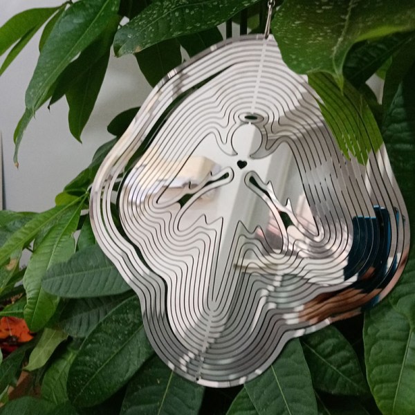 Kreativt hängande prydnad för ängel i metalli med roterande vindspel för dekoration av en innergård i hemmet