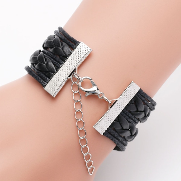 Popsångerskan Billie Eilish vävt läderarmband