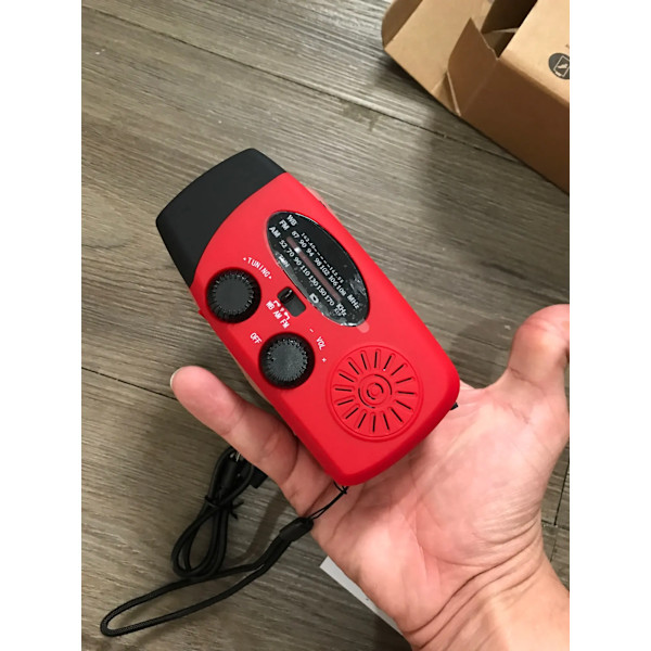 2000mAh vevradio med solcelle, lommelykt og powerbank red