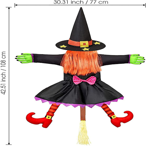 Skub en heks ind i et træ, hæng en sød og sjov Halloween-dekoration, flyv en kost på en dør, veranda, gårdsplads, græsplæne, væg,