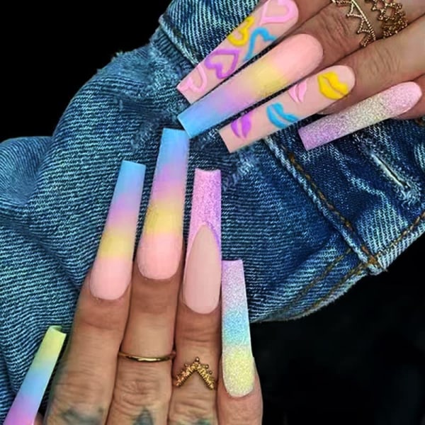 Värikäs painatus kynsille pitkillä Kiss Designs Rainbowilla