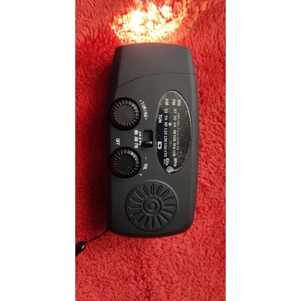 2000mAh vevradio med solcelle, lommelykt og powerbank black