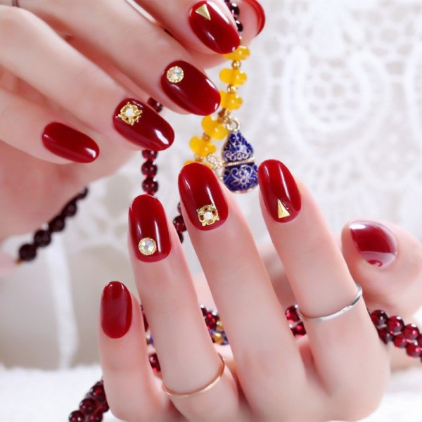 Bär nagelförstärkning för att visa Baijiu röda färgglada nitar