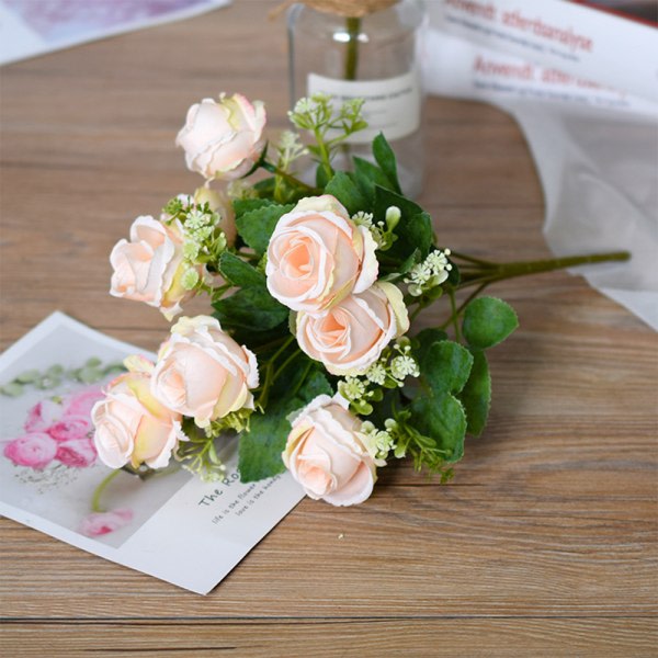 Simulointi av falska blommor med gröna blad för bordsdekoration Champagne