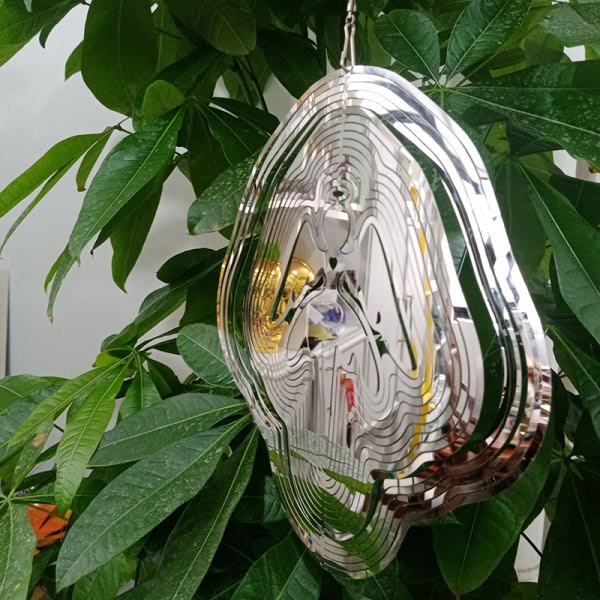 Kreativt hängande prydnad för ängel i metalli med roterande vindspel för dekoration av en innergård i hemmet
