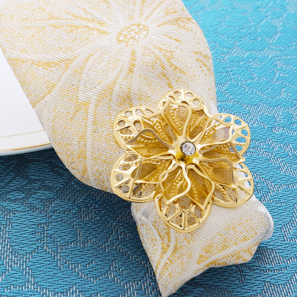 Legeringsservettringar Multifunktionella ihåliga blommiga servettspänne Utsökt bordsdekoration för hem Hotellrestaurang Guld