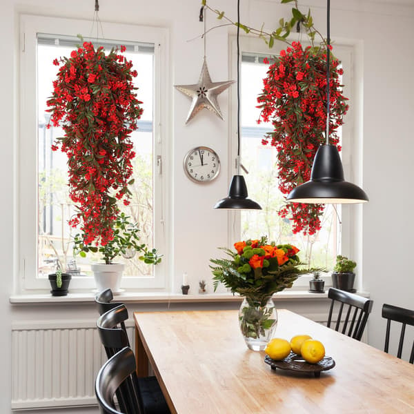 2-pak kunstige røde hængeplanter, blomster og eukalyptusløv, UV-bestandig Red