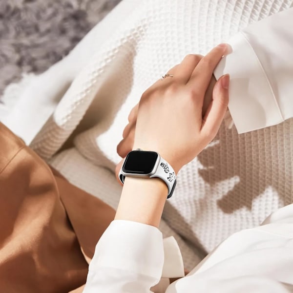 Kukallinen kaiverrettu ranneke Apple Watch -kelloille, naisten kellohihnalle, silikoninen kukka-perhonen urheilunauha Apple Watch -sarjoille, valkoinen ja musta White Black 42/44/45mm