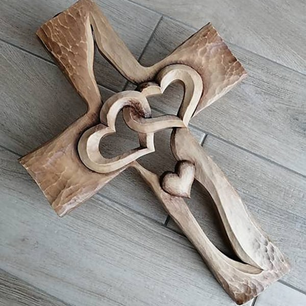 Utskjæringer i tre kors sammenflettet hjerter bordkors dekorasjoner veggkors religiøse kristne krusifikser kirkedekorasjon