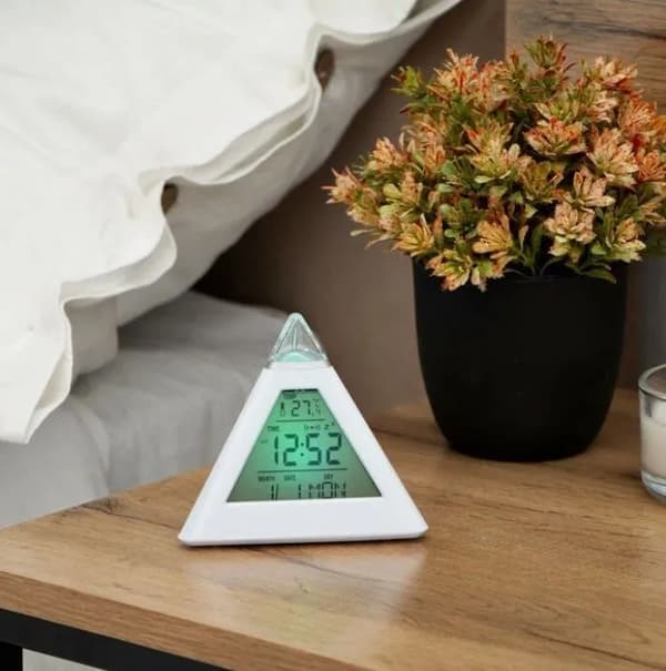 Pyramide vækkeur med skiftende baggrundsbelysning