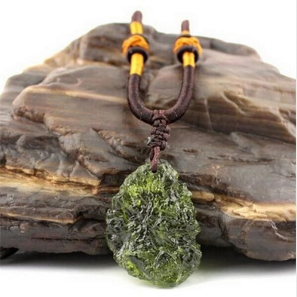 Naturlig Moldavit Grön Crystal Stone hänge halsband
