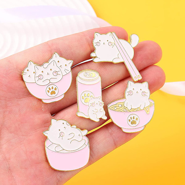 Rosa Katt Emaljnålar för Kvinnor Flicka Söta Djur Emalj Broschnålar för Jackor Tecknad Chopsticks Burkar Stor Skål Nudlar Katt Emalj Brosch Badge DIY Ac