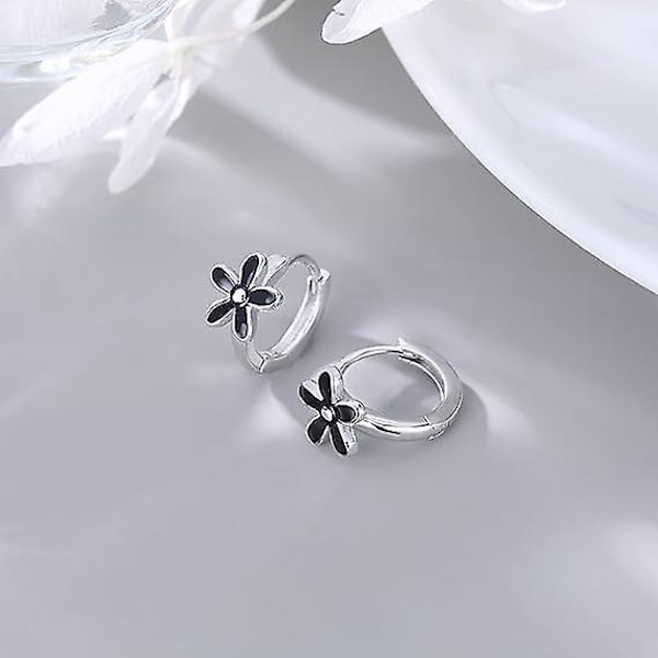 Solida 925 Sterling Silver Svarta Blomma Huggie Örhängen Öronringar för Kvinnor Flickor Små Daisy Öronringar Brosk Helix Huggies