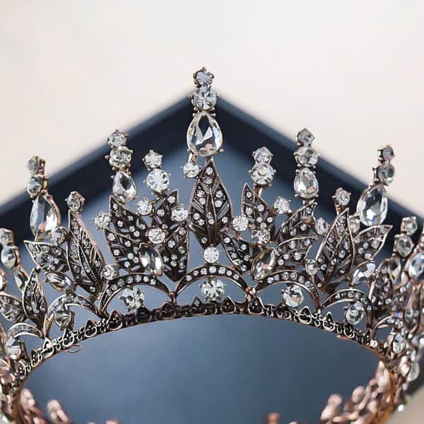 Dronningkrone for kvinner, bryllupskrone for brud, gotisk tiara-hodeplagg, rhinstein mørke hårtilbehør til bursdag cosplay fest ball halloween