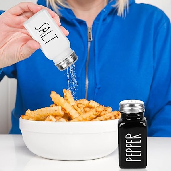 2 kpl Suola- ja pippurisirottimet, lasinen suolasirotin ruostumattomasta teräksestä valmistetulla kannella, moderni ja söpö maalaistalon suola- ja pippurisetti (musta ja valkoinen)