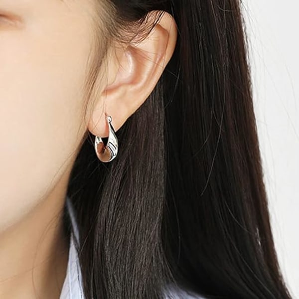 Vitguld örhängen, allergivänliga, chunky örhängen, silver hoop, små stilrena delikata örhängen