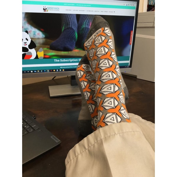 Stilige og unike oransje og grå geometriske sokker