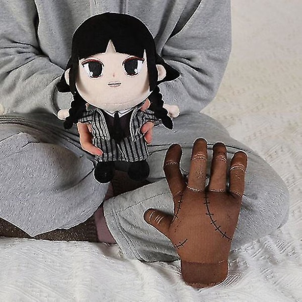Udsøgt onsdag Addams dukke, sød plys dukke med pandehår, live action tv onsdag Addams plys figur gaver til fans 25 cm Adams