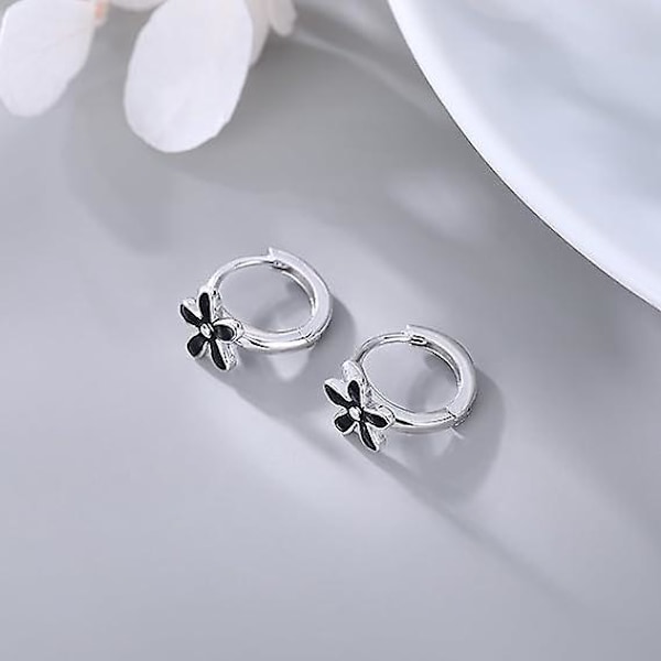 Solida 925 Sterling Silver Svarta Blomma Huggie Örhängen Öronringar för Kvinnor Flickor Små Daisy Öronringar Brosk Helix Huggies