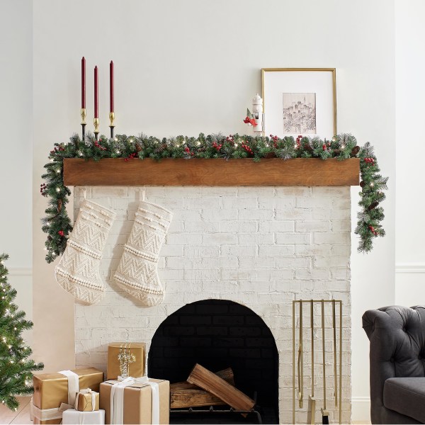 Forbelyst kunstig julekrans, grøn, crestwood gran, hvide lys, dekoreret med fyrrekogler, bærklaser, julekollektion, 2,7 m