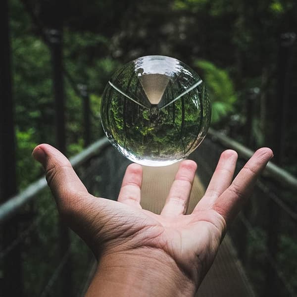 Spåkula i kristall, transparent kula med stativ, 8 cm