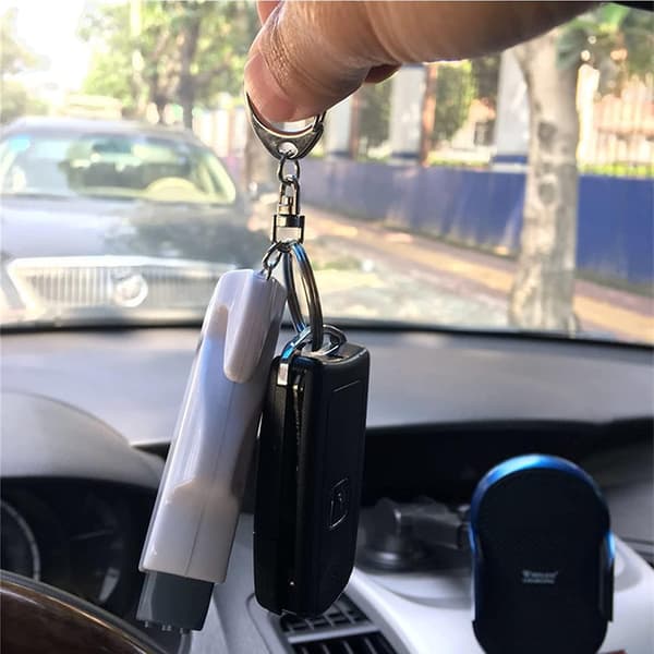 Nøkkelring med vindusknuser, setebeltekutter og airbag-nål