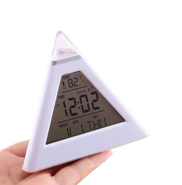 Pyramide vekkerklokke med skiftende bakgrunnsbelysning