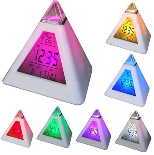 Pyramidi herätyskello vaihtuvalla taustavalolla