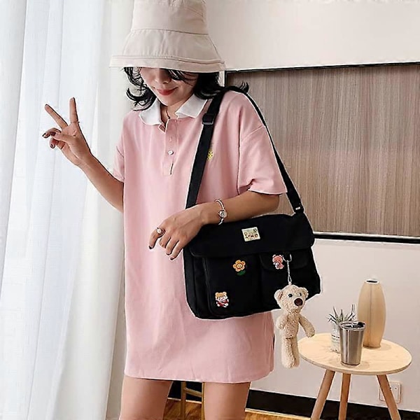Canvas Crossbody Veske Messenger Søt Veske med Pins og Anheng for Kvinner Jenter Casual Skulderveske Estetisk Skoleveske Black