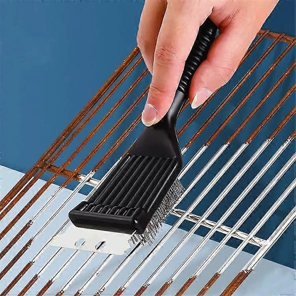 Rengjøringsbørste i messing og rustfritt stål for grill, med ergonomisk håndtak.