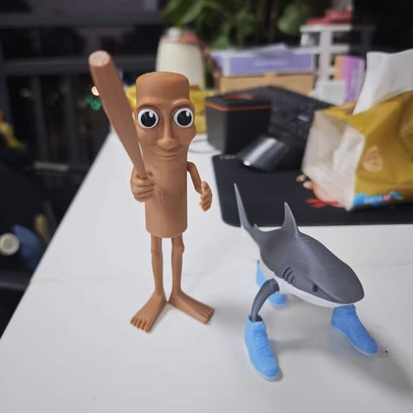 Kreativ morsom trefigur inspirert av internett-meme-stil, skrivebordsdekorasjon samleobjektgave