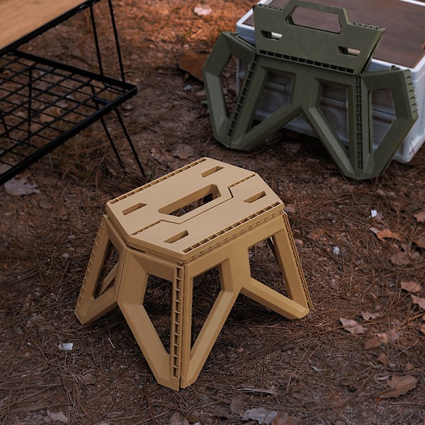 Foldbar krakk: Tykk plast, praktisk bærestropp, khaki farge! Perfekt for camping, fiske og mer, en bærbar og holdbar liten krakk