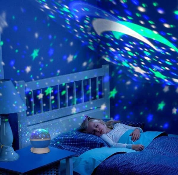Børnenatlampe Romantisk 360° roterende projektion farvede lys stjerner babynatlampe sengelampe stemningslys-lyserød 12×12×13,5 cm