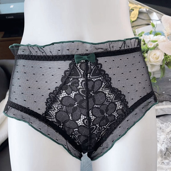 Kolme kappaletta suuria, seksikkäitä, läpinäkyviä naisten alushousuja nauhoilla, hengittävät ja seksikkäät. 2XL