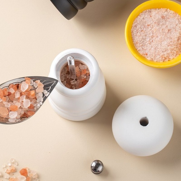 Et sæt af høj kvalitet salt- og peberkværne. black