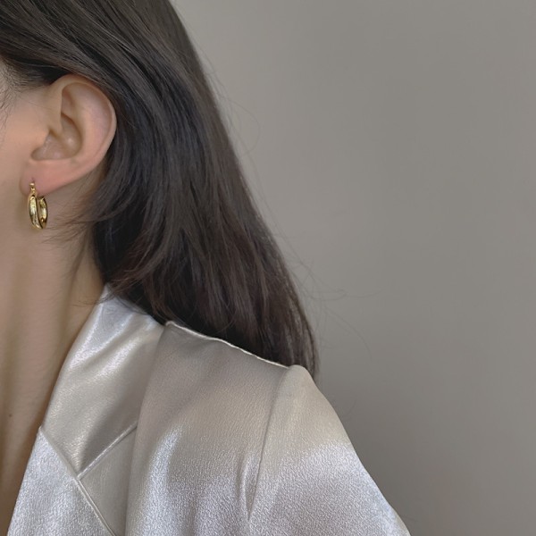Smidigt böjda rörformade cirkelörhängen, fashionabla örhängen, lämpliga för olika tillfällen