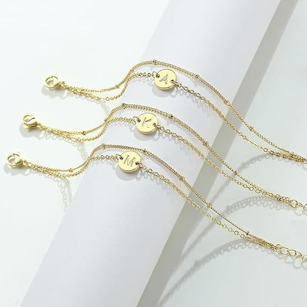 A-Z Guld Initial Armbånd til Kvinder Trendy - Fint 30K Guldbelagt Lagdelt Perle Bogstav Initial Armbånd Personlig Disk Monogram Armbånd M