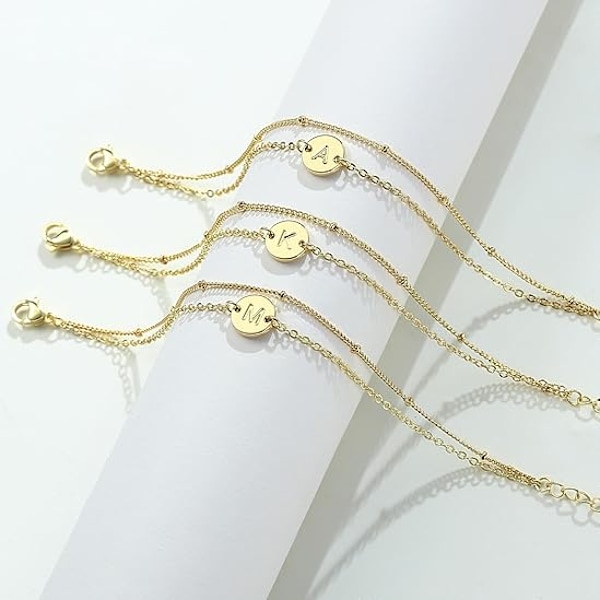 A-Z Guld Initial Armbånd til Kvinder Trendy - Fint 32K Guldbelagt Lagdelt Perle Bogstav Initial Armbånd Personlig Disk Monogram Armbånd O