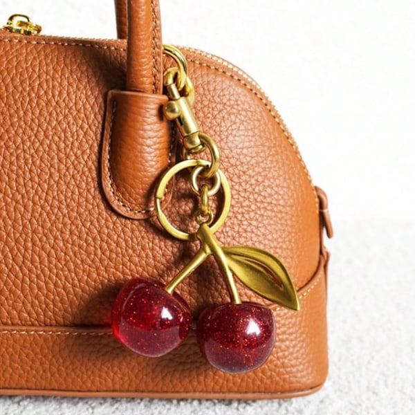 Kirsebær Nøglering Vedhæng, Hængende Kirsebær Dekoration, Fremstillet af Harpiks Legering Materiale, Et Sødt Vedhæng med Unik Charme Red Cherry Gilded