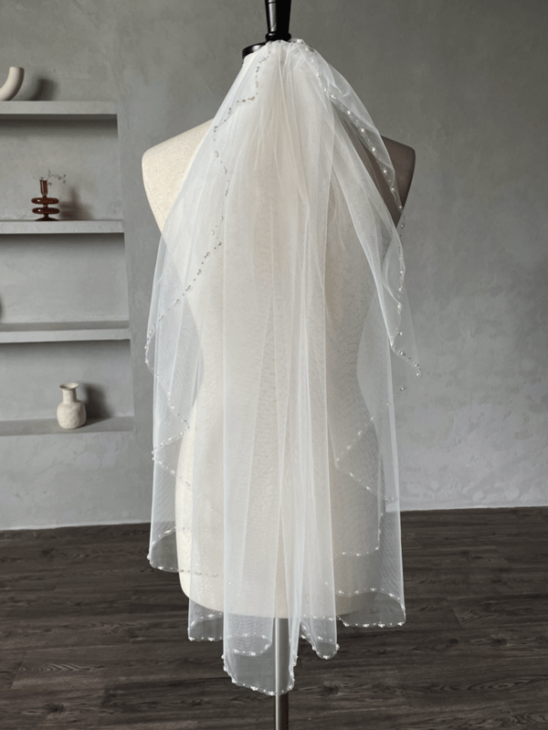 Handbroderad vit brudslöja med pärlor, eleganta bröllopsfrisyraccessoarer, delikat tyllslöja, romantiskt brudmode