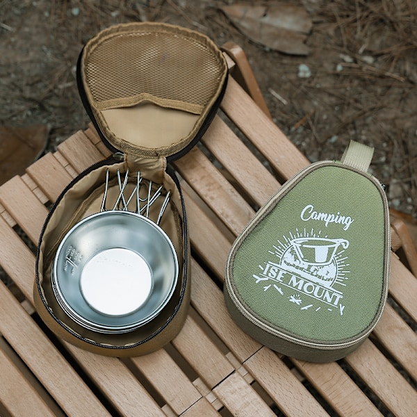 En stor, vattentät campingväska i Oxfordtyg! Perfekt för förvaring av bestick, i en snygg armégrön färg, ett måste för dina campingäventyr!