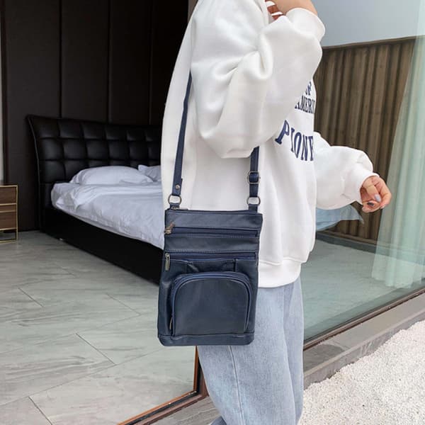 Crossbody -väska i äkta läder Marinblå