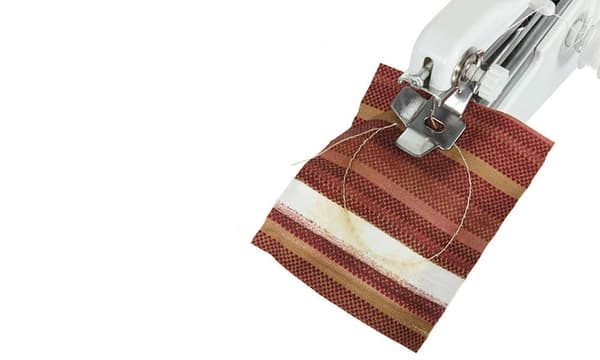 Bärbar handhållen trådlös elektrisk symaskin