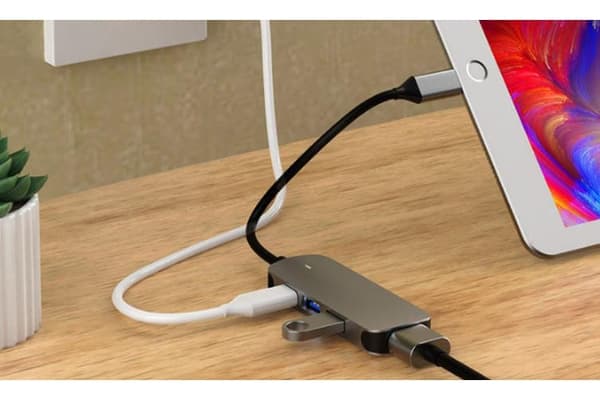 Med flera portar 4-i-ett USB-hubb